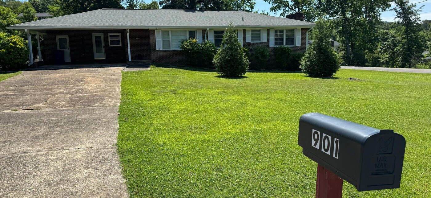 901 4th Ave NE in Jacksonville, AL - Building Photo