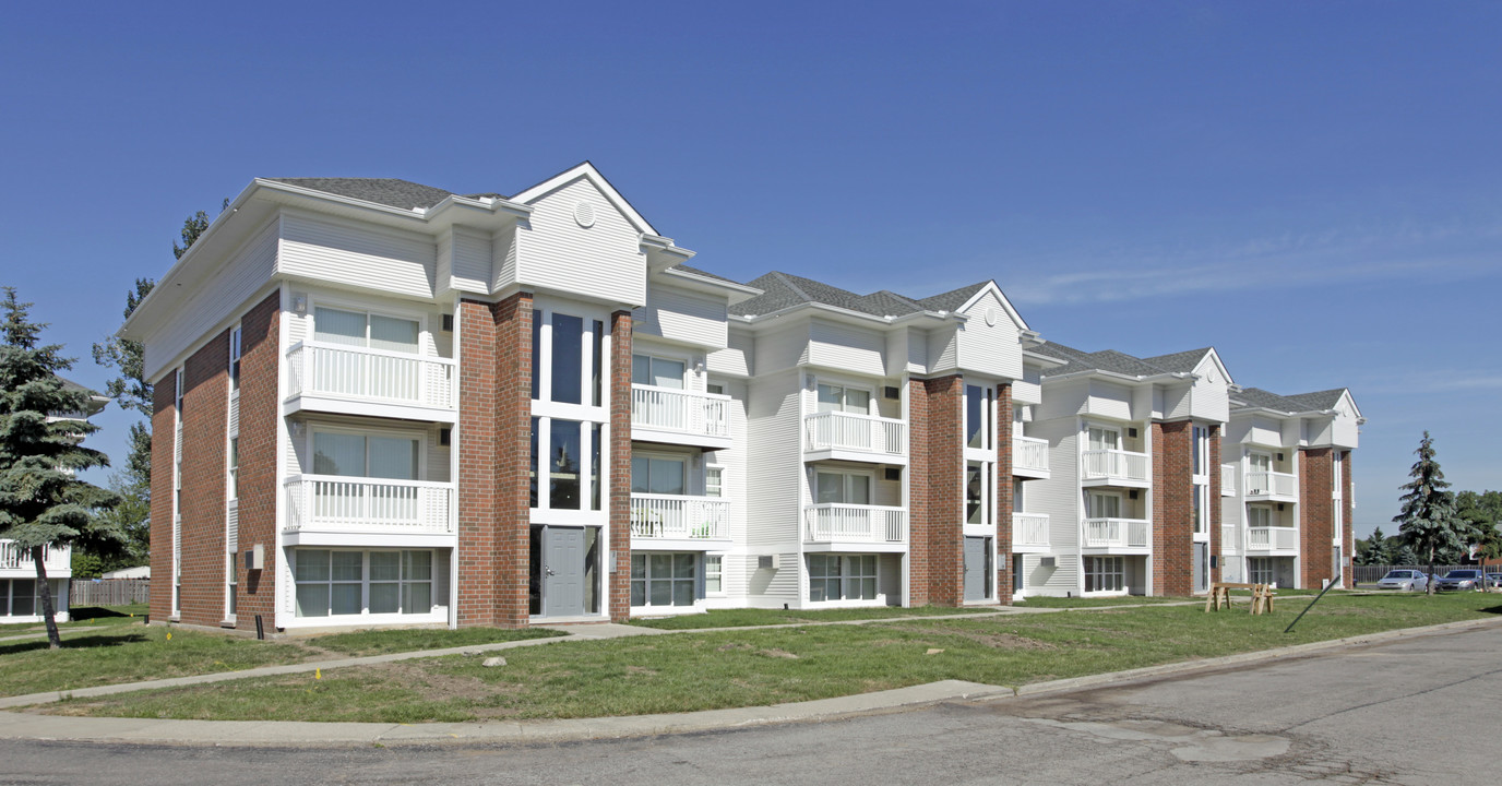 Newport Apartments in Clinton Township, MI - Foto de edificio