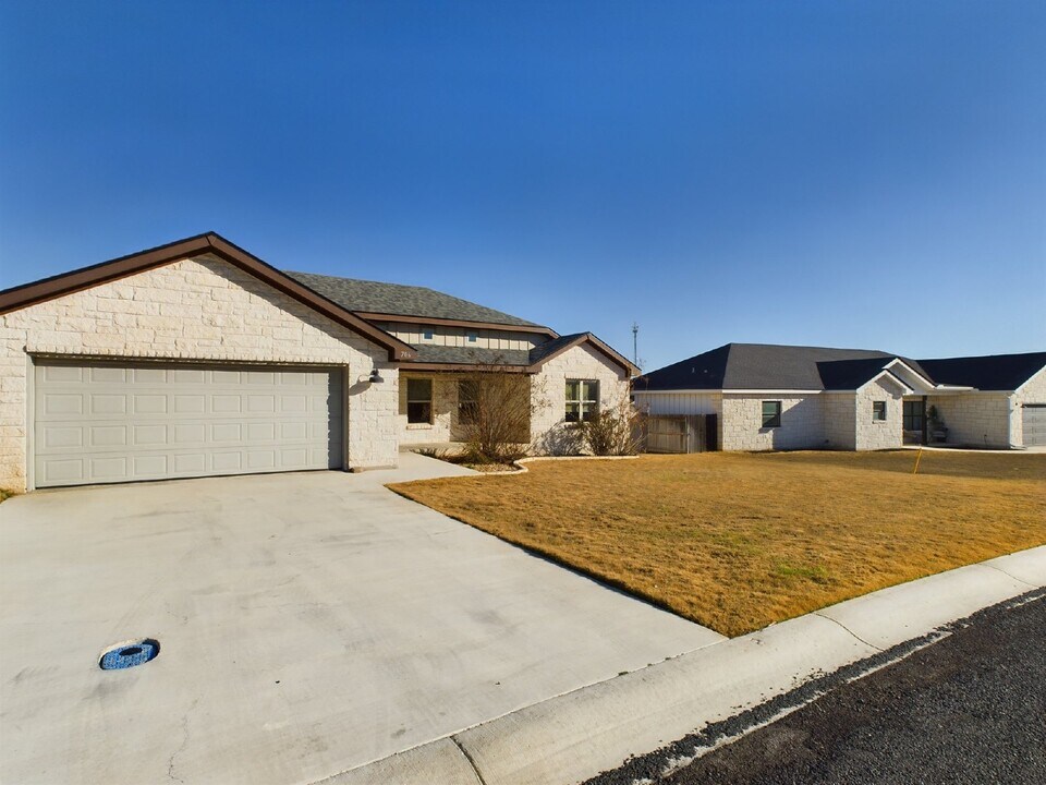 706 CHINKAPIN DR in Fredericksburg, TX - Building Photo