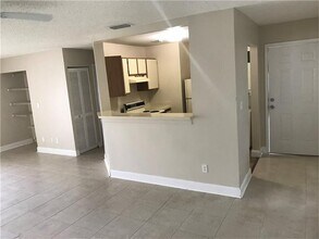 3421 NW 44th St, Unit # 103 in Lauderdale Lakes, FL - Building Photo - Building Photo