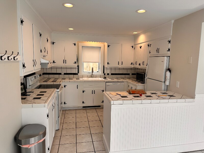 64 Spring St in Windsor Locks, CT - Building Photo
