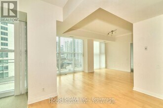 2067-2067 Lake Shore Blvd W in Toronto, ON - Building Photo - Building Photo