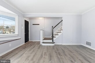 43 Freeman St in Woodbridge Township, NJ - Foto de edificio - Building Photo