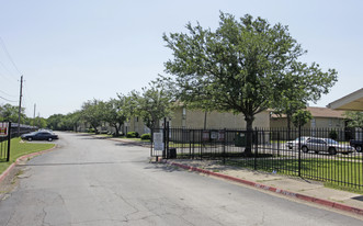 Creekside Villas Apartments in Dallas, TX - Building Photo