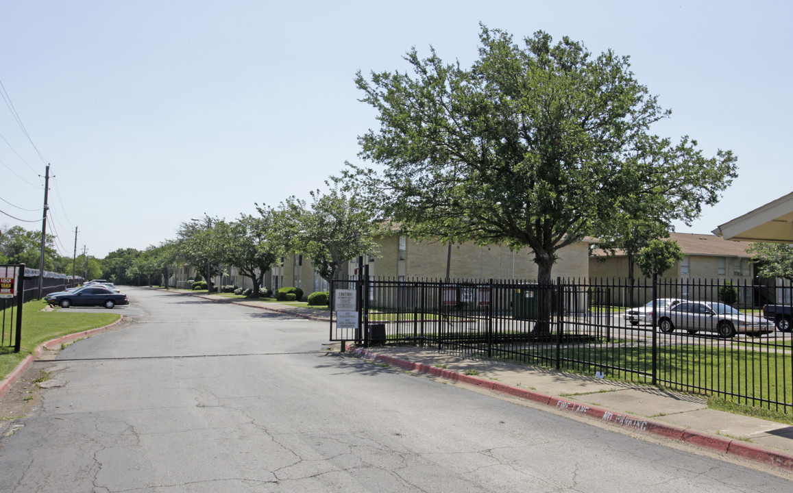 Creekside Villas Apartments in Dallas, TX - Building Photo