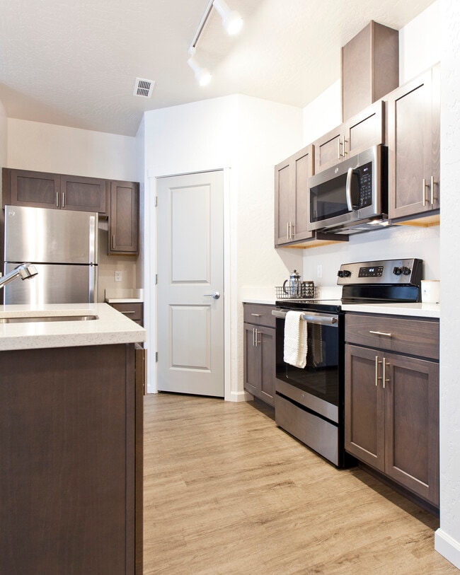 Prairie Pointe Apartments & Townhomes