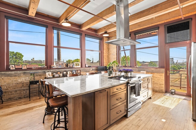 215 W Maple St, Unit 312 in Milwaukee, WI - Foto de edificio - Building Photo