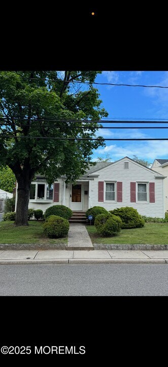 22 West St in West Long Branch, NJ - Foto de edificio