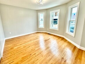 7 Ward St, Unit 1 in Somerville, MA - Foto de edificio - Building Photo