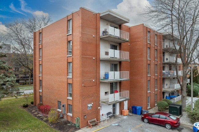 Spanish Trio in Windsor, ON - Building Photo - Building Photo