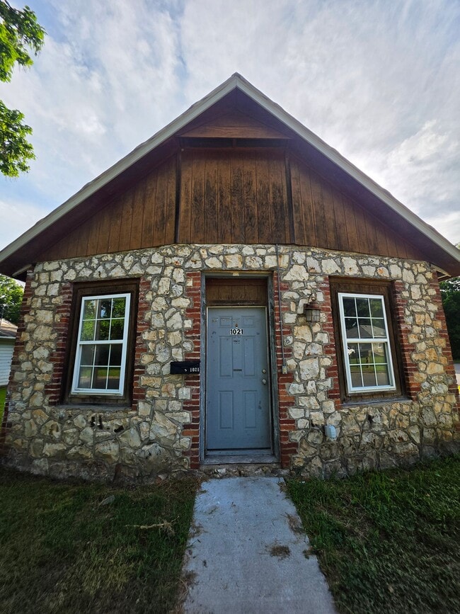 property at 1021 N Vinita Ave