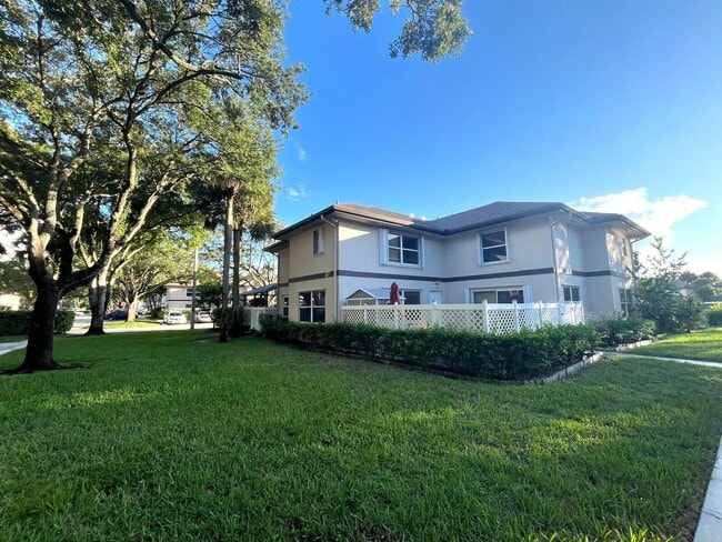 7 Amherst Ct in Royal Palm Beach, FL - Building Photo - Building Photo