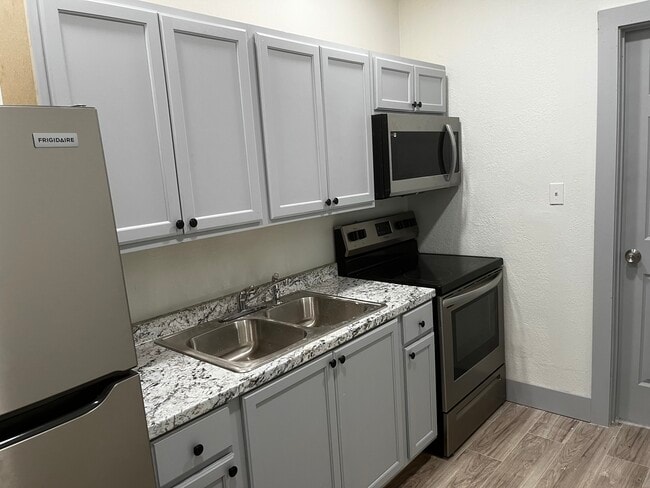 1914 W Wildwood Dr, Unit B in San Antonio, TX - Building Photo - Building Photo