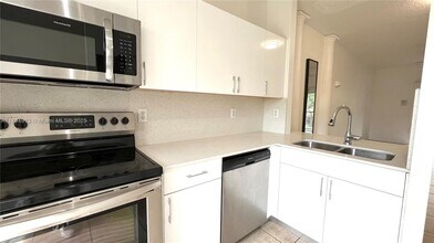 5600 NW 114th Pl in Doral, FL - Building Photo - Building Photo