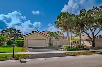 7440 NW 65th Ln in Parkland, FL - Foto de edificio - Building Photo