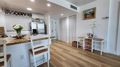 7900 Tatum Waterway Dr in Miami, FL - Building Photo - Building Photo