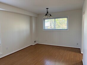 8903 Victoria Rd in Springfield, VA - Foto de edificio - Building Photo