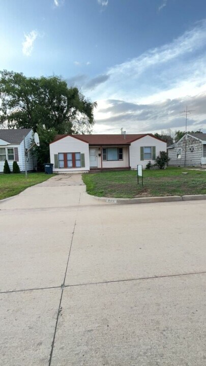 350 E Cottonwood Ave in Enid, OK - Building Photo