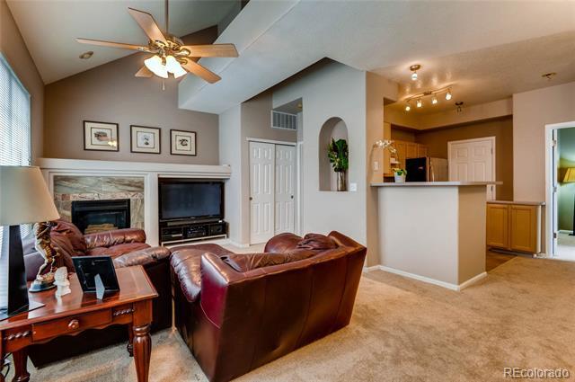 8361 S Upham Way, Unit 104 in Littleton, CO - Foto de edificio