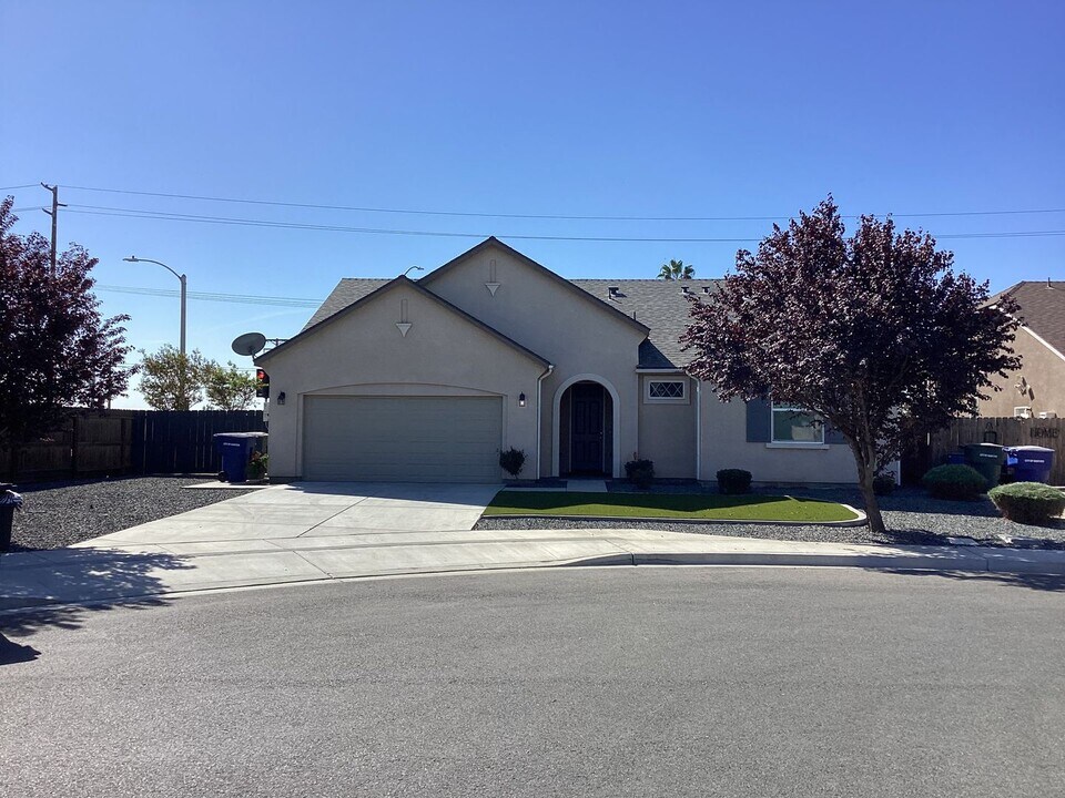 1397 Hoover Way in Hanford, CA - Building Photo