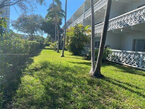 2005 Sans Souci Blvd in North Miami, FL - Building Photo - Building Photo