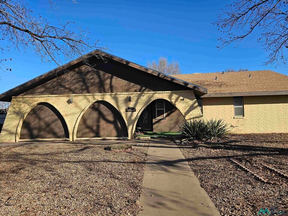 1600 Arcineiga Dr in Clovis, NM - Building Photo