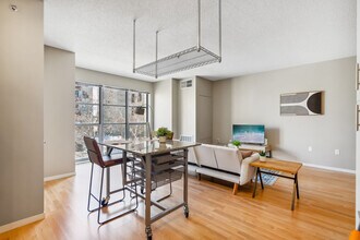 225 Portland Ave in Minneapolis, MN - Foto de edificio - Building Photo