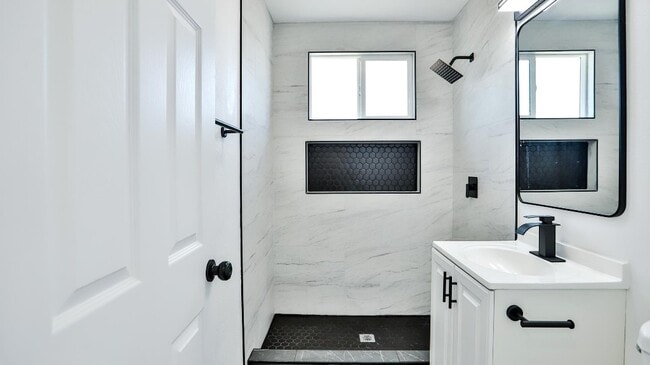 5838 Allston St, Unit #2 in Los Angeles, CA - Foto de edificio - Building Photo