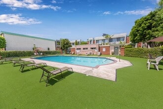 5301 Balboa Blvd, Unit D7 in Encino, CA - Foto de edificio - Building Photo