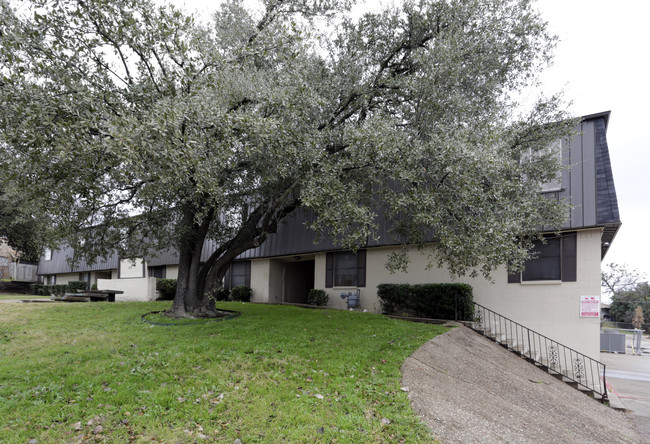 The 510 Apartments in Desoto, TX - Building Photo - Building Photo