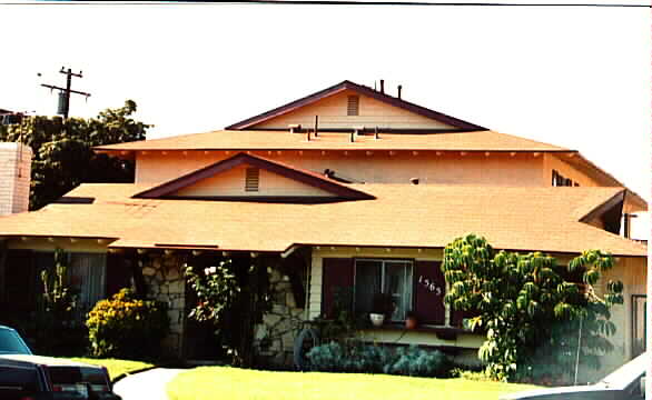 1565 E Benmore Ln in Anaheim, CA - Building Photo