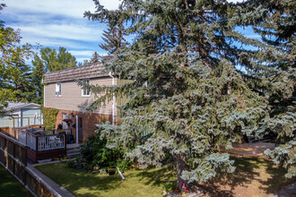 124 Sabrina Way SW in Calgary, AB - Building Photo - Building Photo