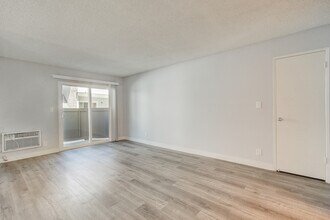 Gilmore-Hamlin Apartments in North Hollywood, CA - Foto de edificio - Building Photo
