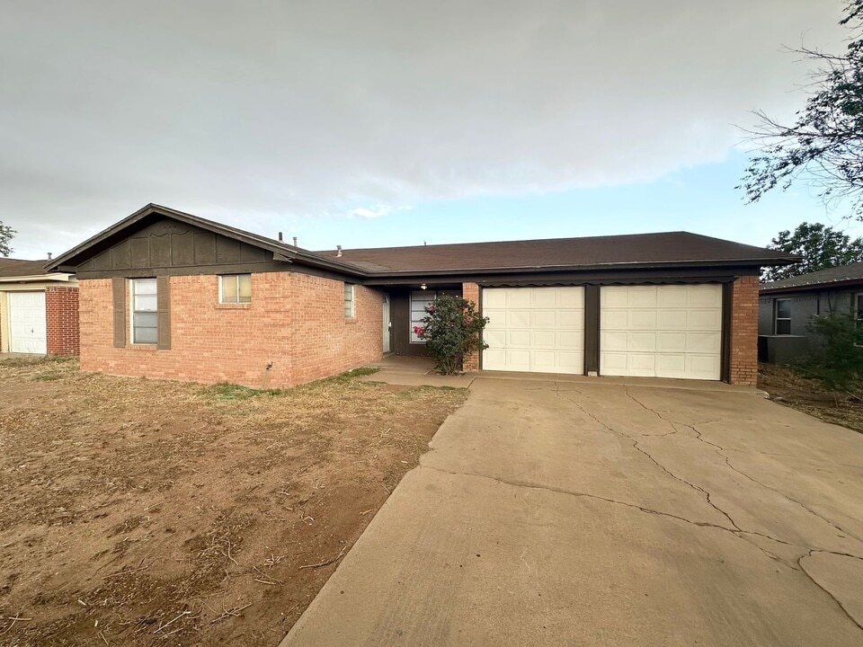 4811 W Illinois Ave in Midland, TX - Building Photo