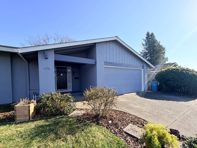 1570 Bungalow Ln in Petaluma, CA - Building Photo - Building Photo