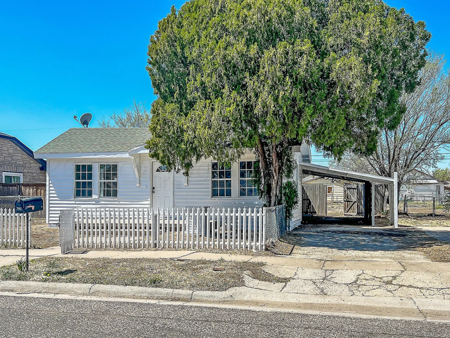 property at 806 S Louisiana St