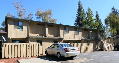 Rock Creek Townhomes in Auburn, CA - Foto de edificio - Building Photo