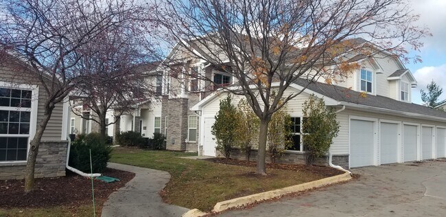 10325 Providence Dr, Unit 208 in Johnston, IA - Foto de edificio - Building Photo