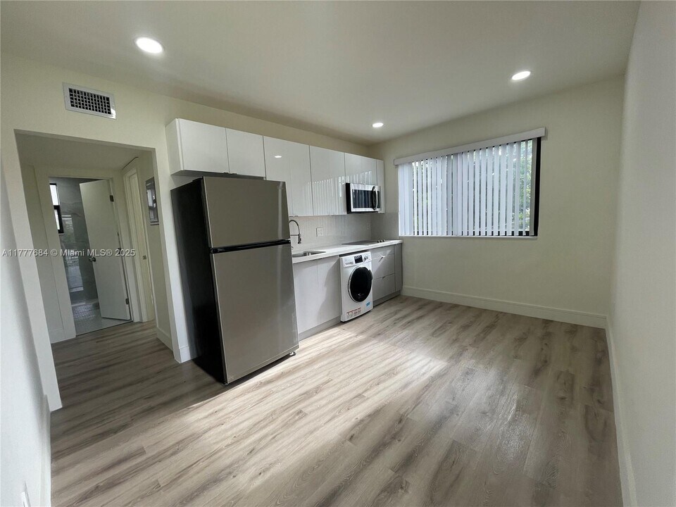 1943 NW 2nd Ct in Miami, FL - Building Photo