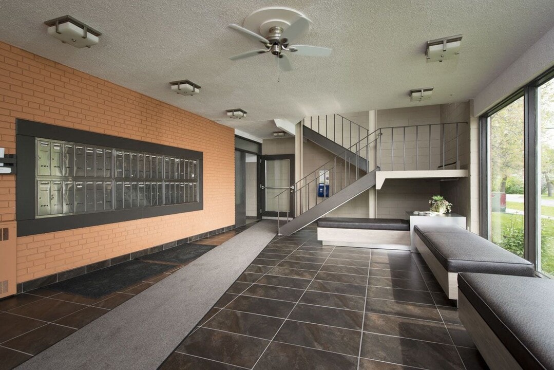 1030 Brazier Street in Winnipeg, MB - Building Photo