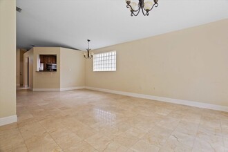 4120 Sapphire St in Weston, FL - Foto de edificio - Building Photo