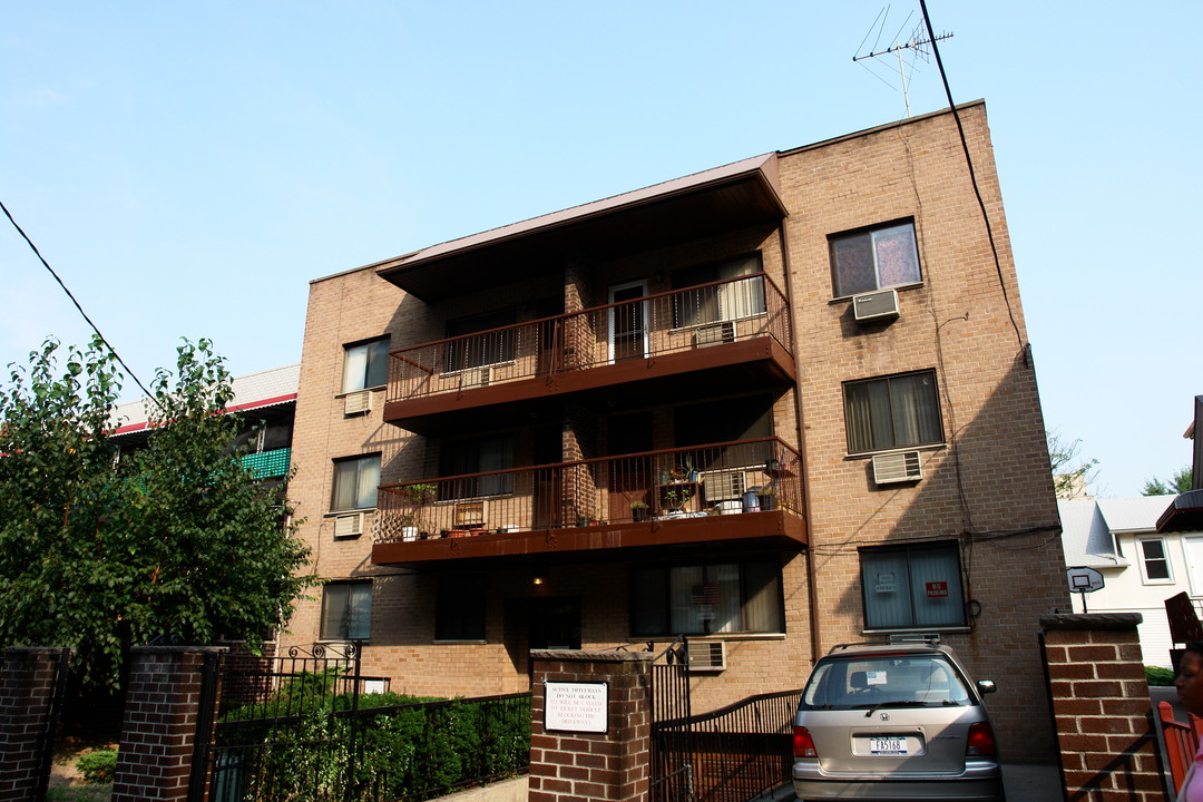 14223 38th Ave in Flushing, NY - Building Photo