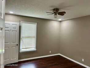 4901 Hunters Point Cir in Louisville, KY - Building Photo - Building Photo