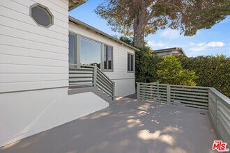 3815 Franklin Ave in Los Angeles, CA - Building Photo - Building Photo