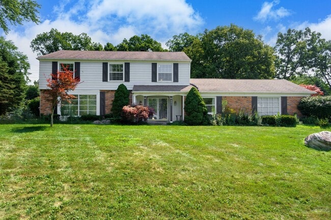 2377 Williamstown Ct in Bloomfield Hills, MI - Foto de edificio - Building Photo