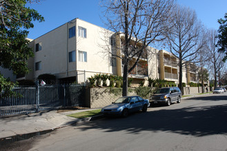 Lennox Lanai Apartments in Van Nuys, CA - Building Photo - Building Photo