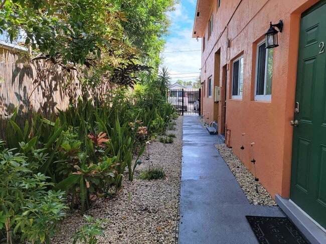 441 NW 7th Terrace, Unit 2 in Fort Lauderdale, FL - Building Photo - Building Photo