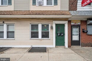 271 N Wycombe Ave in Lansdowne, PA - Building Photo