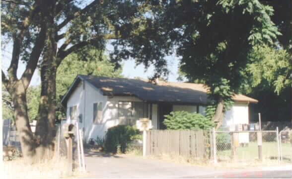 462 N Windsor Ave in Stockton, CA - Building Photo