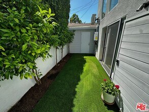 12206 Falkirk Ln in Los Angeles, CA - Building Photo - Building Photo